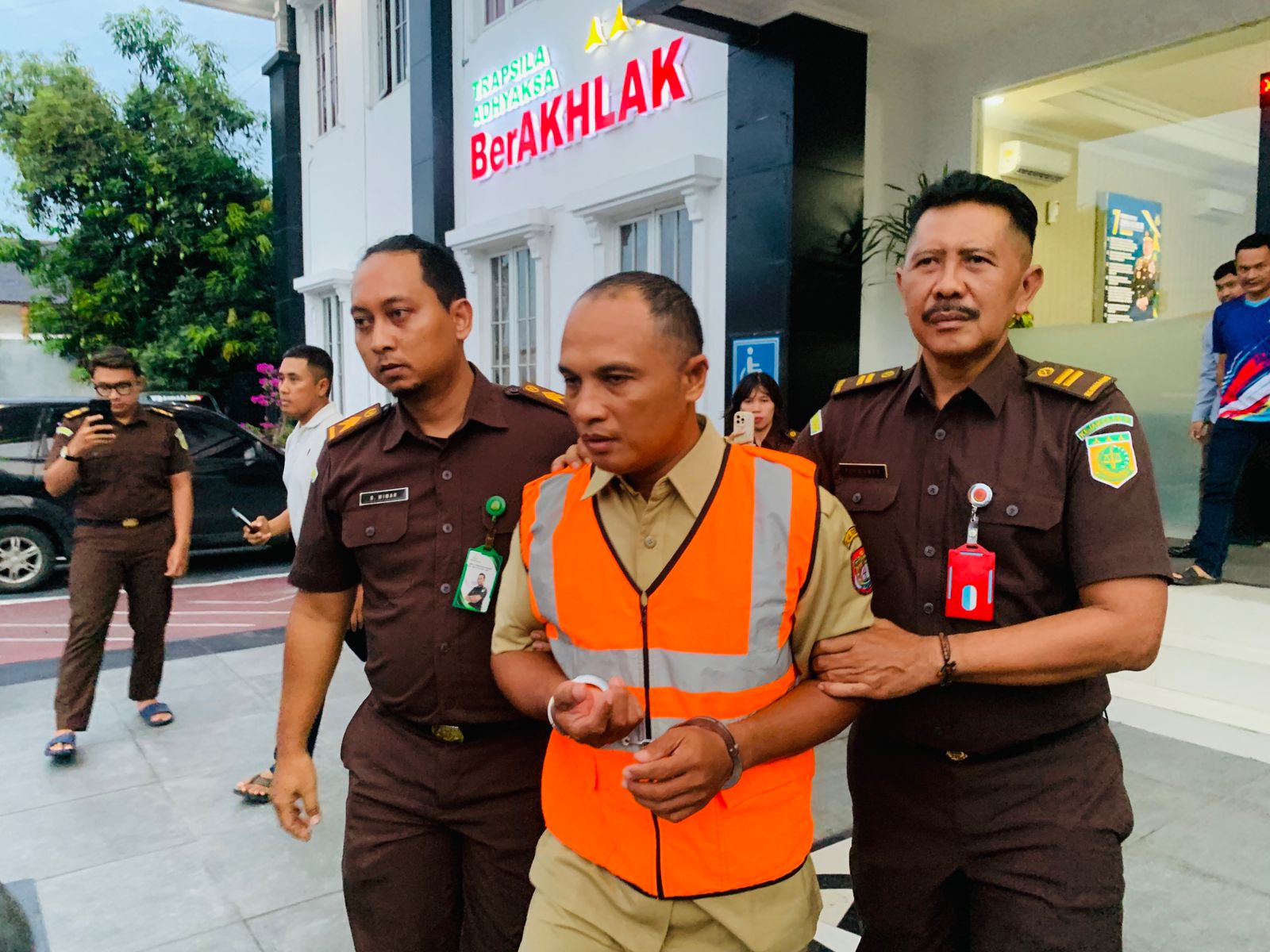 Kepala Desa Kertosari, Kecamatan Singorojo, Wahyudi resmi ditetapkan sebagai tersangka oleh Kejaksaan Negeri (Kejari) Kendal. (Budi Setiyawan/Jawa Pos Radar Semarang)