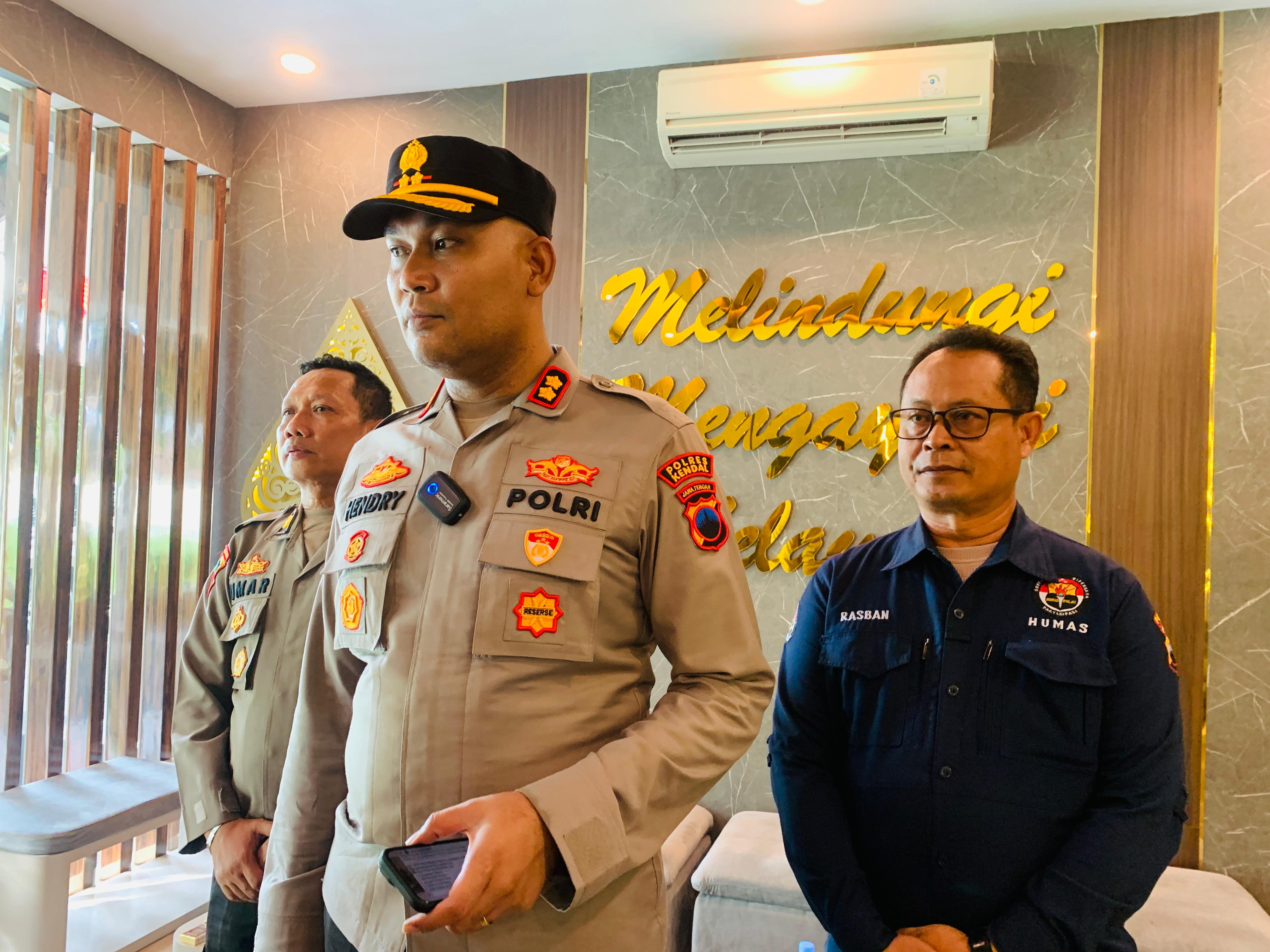 Kapolres Kendal, AKBP Hendry Susanto Sianipar, menegaskan akan melakukan mediasi atas konflik antara pedagang kaki lima (PKL) dan oknum petugas keamanan di Kawasan Ekonomi Khusus (KEK).