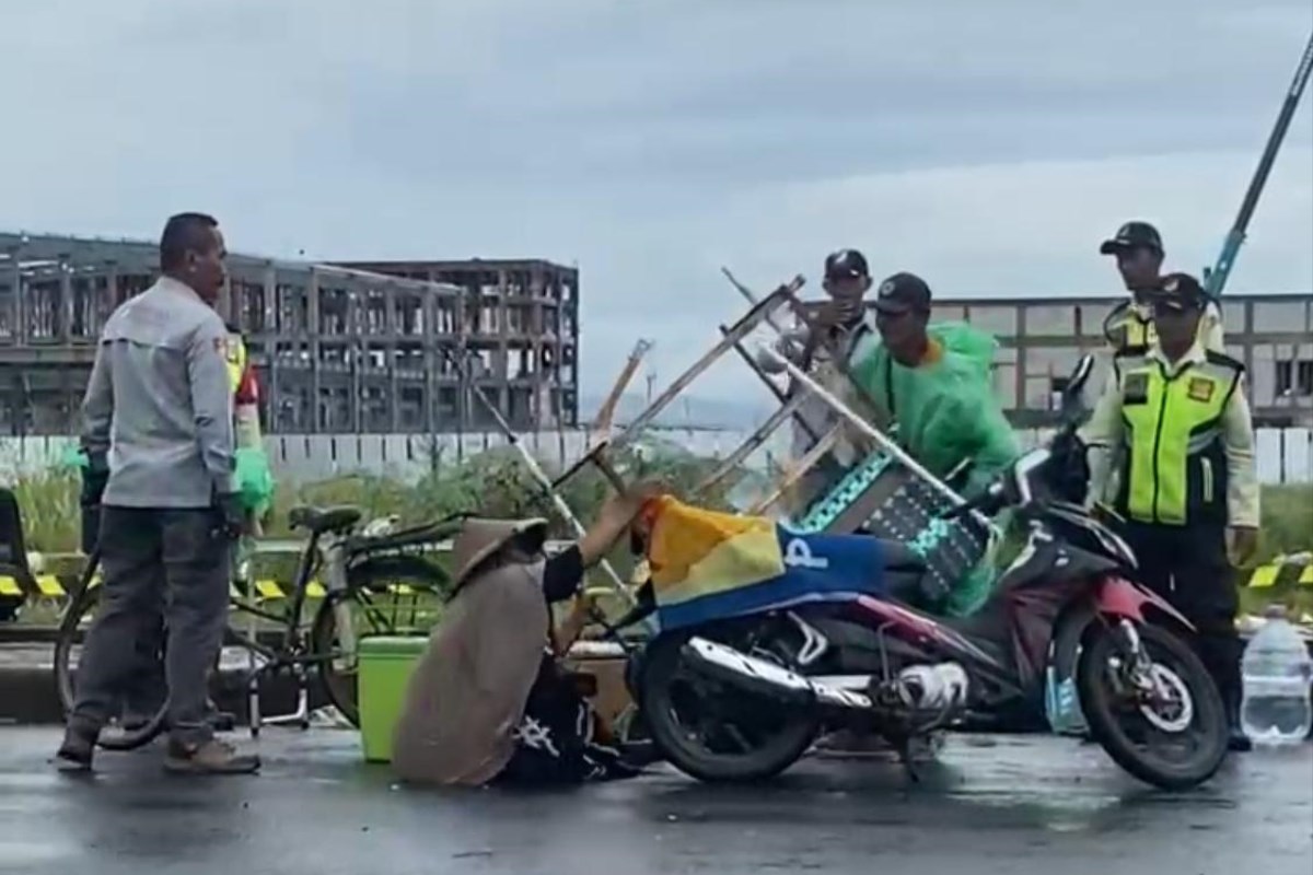 Potongan video  Viral Video berdurasi 25 detik yang beredar di media sosial memperlihatkan perlakuan kasar terhadap pasangan pedagang kaki lima (PKL) oleh oknum petugas keamanan di KEK.