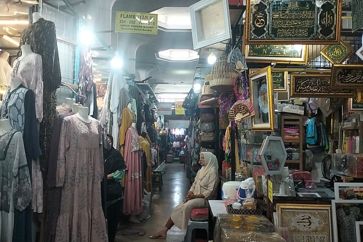 Ilustrasi pedagang Johar Tengah jenuh menunggu pelanggan. FIGUR RONGGO WASSALIM/JAWA POS RADAR SEMARANG