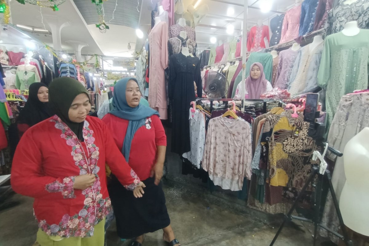 Salah satu pedagang pakaian di Johar Tengah memanfaatkan live tik tok untuk menggaet pelanggan dan memanfaatkan dunia maya. FIGUR RONGGO WASSALIM/JAWA POS RADAR SEMARANG&nbsp;