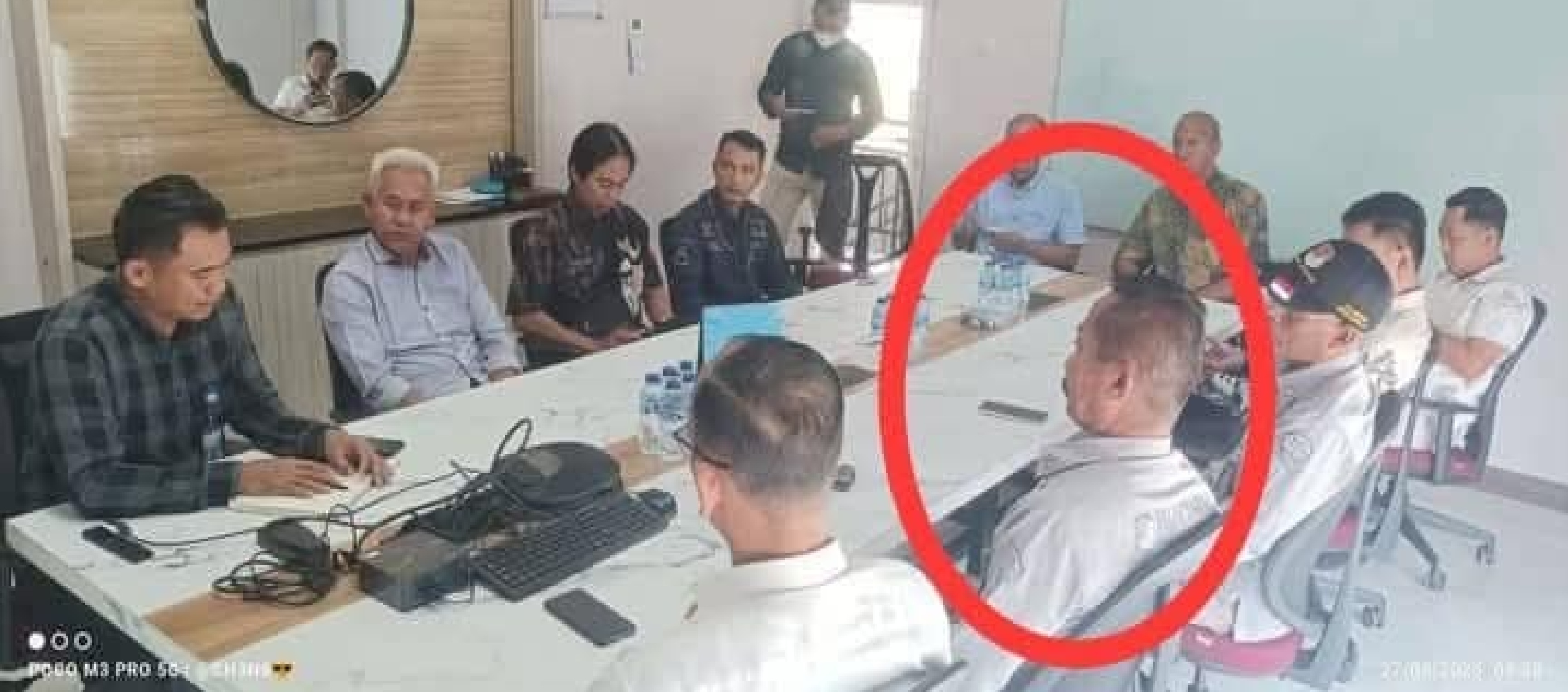 Oknum satpam yang diketahui bernama Dandung (lingkaran merah)