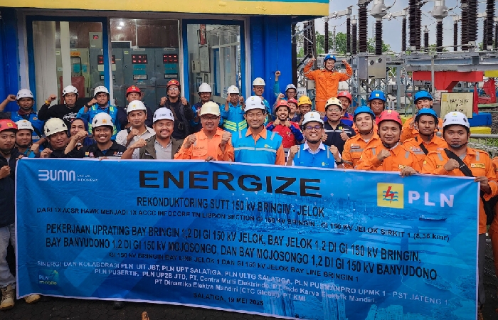 SUKSES ENERGIZE : Seluruh tim yang terlibat dalam proses rekonduktoring SUTT 150 kV pada jalur Jelok&ndash;Beringin 1 dan 2 sepanjang 8,437 kilometer sirkit.