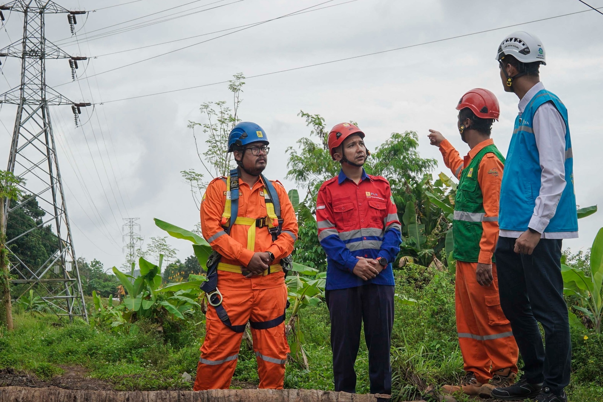 DALAM PENGAWASAN : Manager ULTG Salatiga Andi Artha Kusuma melakukan pengawasan pekerjaan rekonduktoring SUTT 150 kV pada jalur Jelok&ndash;Beringin 1 dan 2.