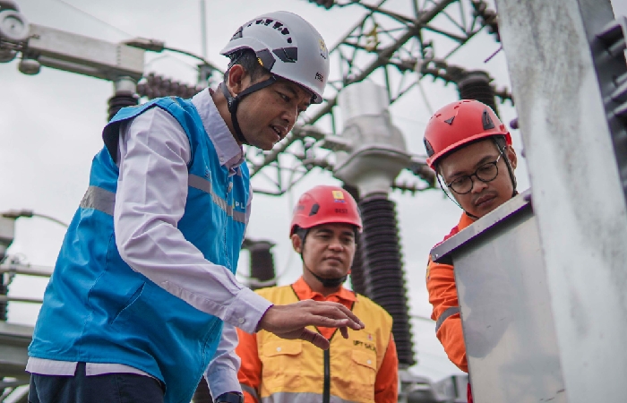 REKONDUKTORING : Manager ULTG Salatiga Andi Artha Kusuma melakukan pengawasan pekerjaan rekonduktoring SUTT 150 kV jalur Jelok&ndash;Beringin 1 dan 2, pada peralatan MTU di GI 150 kV Beringin.
