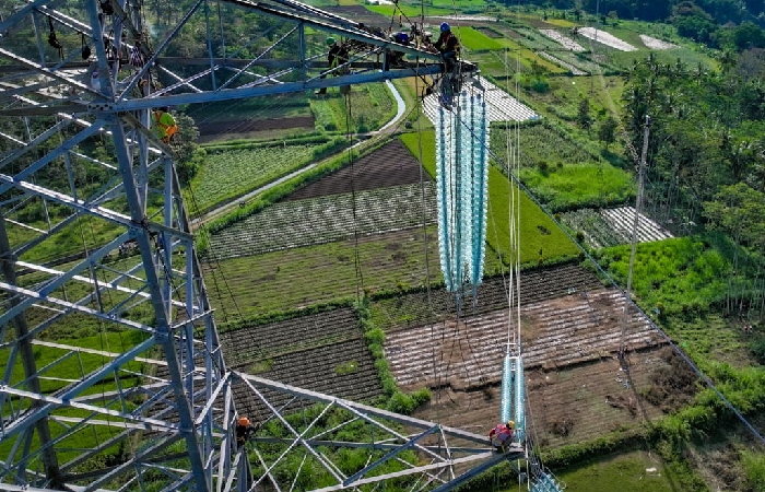 JALUR SUTT : Proses penarikan Konduktor SUTT 150 kV dengan jalur yang dilalui bervariasi berupa sawah dan perbukitan.