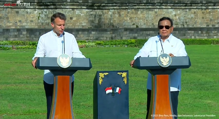Kebersamaan presiden Prancis, Emmanuel Macron dan Prabowo Subianto mengunjungi candi Borobudur