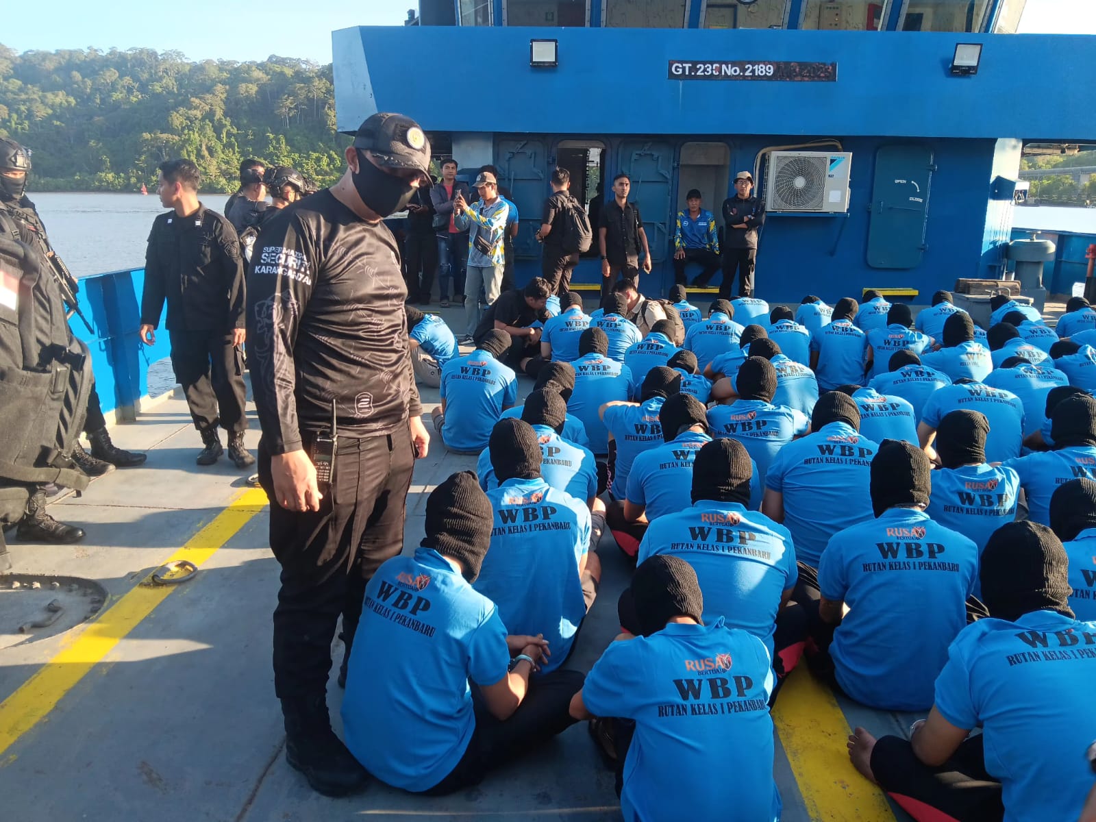 100 narapidana berisiko tinggi Lapas Pekanbaru, Provinsi Riau di dipindahkan ke Lapas Super Maksimum Security Nusakambangan, Jawa Tengah, Jumat petang (30/5/2025).