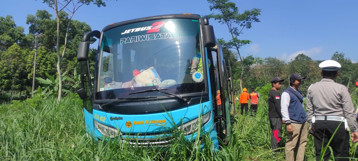 Sebuah bus pariwisata membawa 35 penumpang mengalami rem blong saat menurun di jalan Salib Putih.