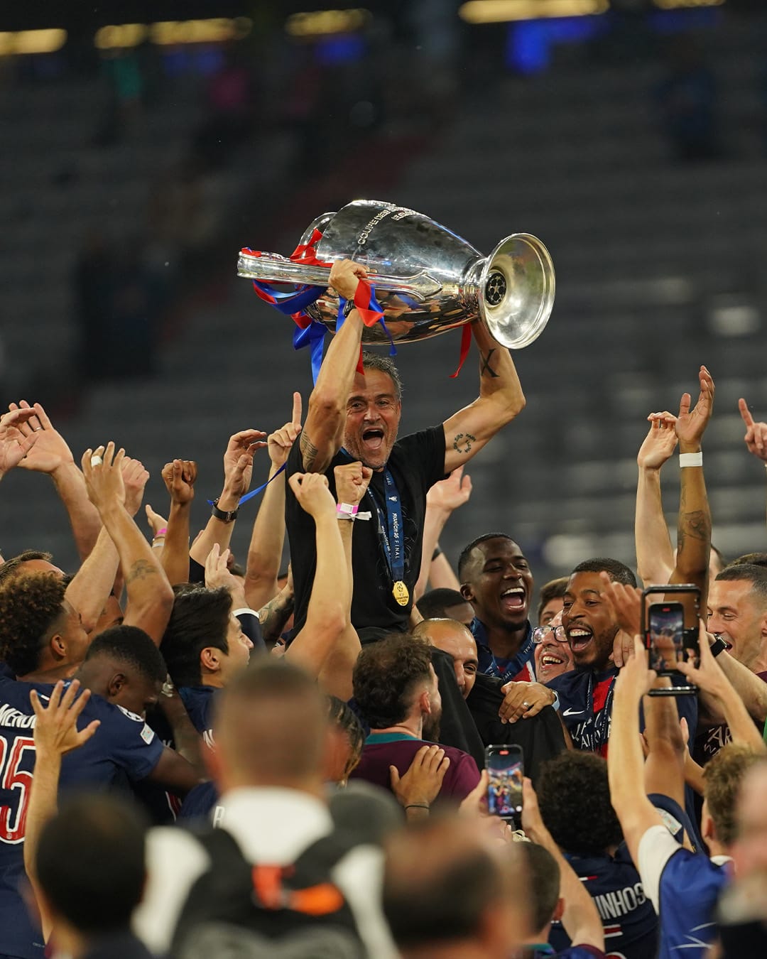 Potret Skuad PSG Mengankat Trofi Liga Champion 2024/2025