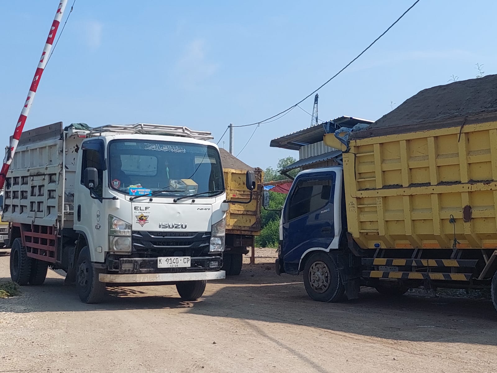 Truk pemasok material jalan tol Sayung Kalugawe di Desa Bedono Kecamatan Sayung.(Wahibpribadi)