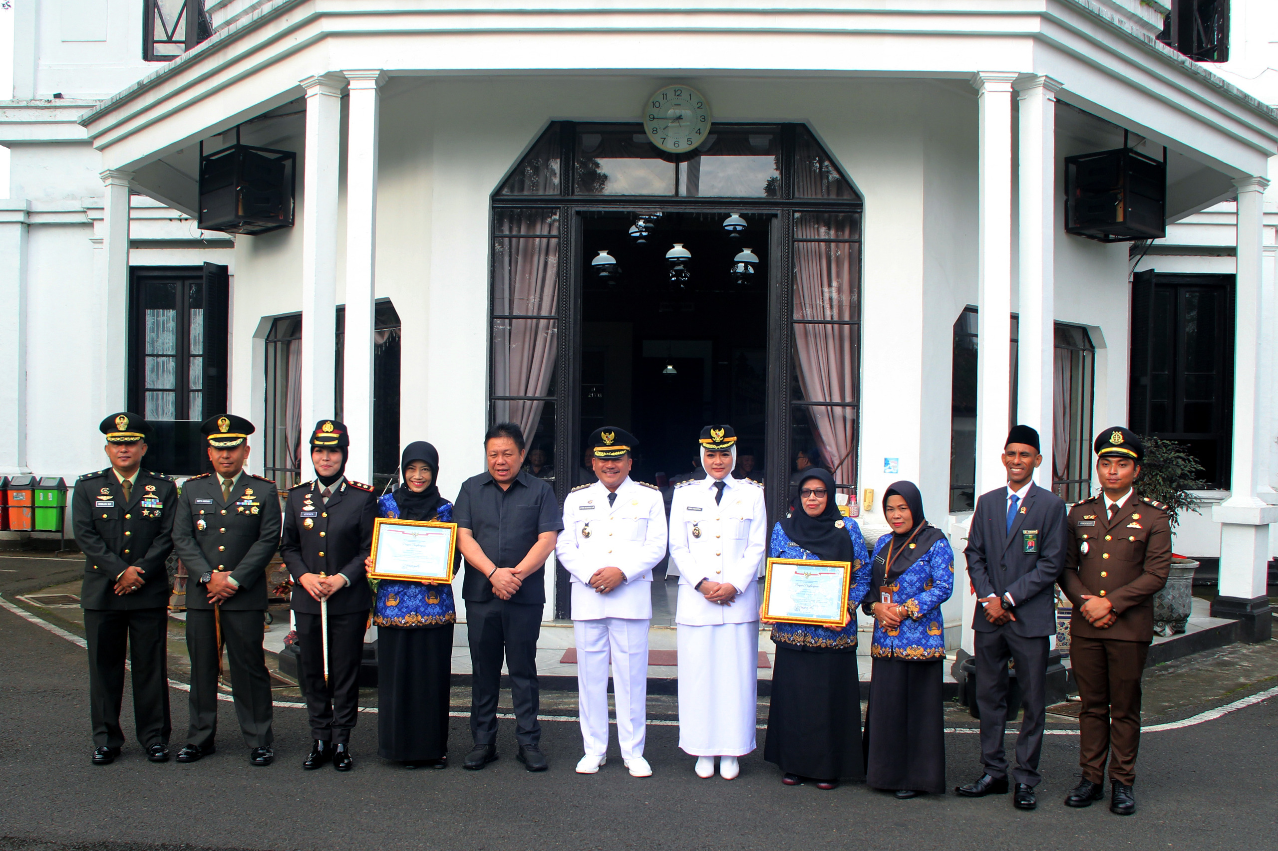 Wali kota Salatiga dr Robby Hernawan SpOG memberi apresiasi kepada tiga OPD atas prestasi terbarunya.