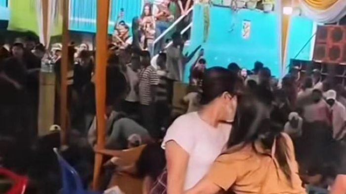 Detik - detik mencekam saat panggung DJ ambruk di tengah pesta warga Palembang. Suasana meriah seketika berubah panik!