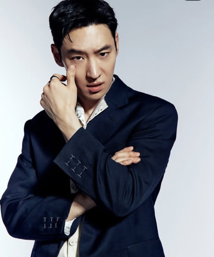 Lee Je Hoon menjalani peran ganda sebagai aktor sekaligus CEO agensinya sendiri