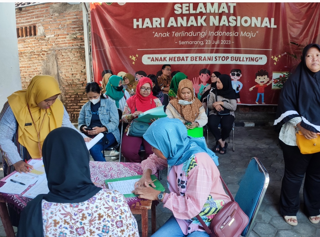 Orang tua siswa disabilitas mendaftar SMPB melalui jalur afirmasi di Unit Layanan Disabilitas (ULD) Rumah Duta Revolusi Mental, Selasa (3/6/2025).