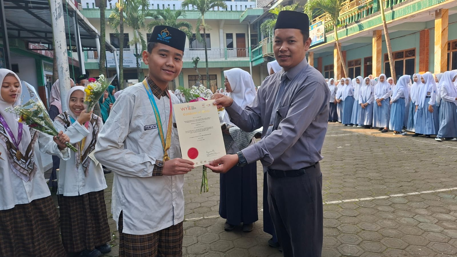 Peserta World Young Inventors Exhibition (WYIE) 2025 di Kuala Lumpur, Malaysia dari tanggal 27 Mei hingga 2 Juni 2025. Selasa 3 Juni 2025 dinihari baru tiba di Salatiga.