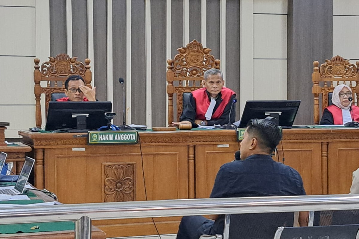 Mantan Camat Gajahmungkur Ade Bhakti saat menjadi saksi di Pengadilan Tipikor Semarang, Rabu (4/5/2025).&nbsp;IDA FADILAH/JAWA POS RADAR SEMARANG