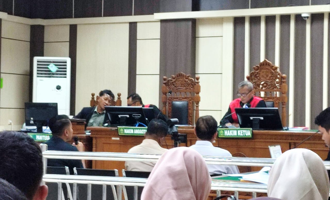 Sekretaris Dinas Pemadam Kebakaran (Damkar) Ade Bhakti Ariawan saat menjadi saksi di sidang penyuap mantan Wali Kota Semarang, Mbak Ita, Rabu (4/6/2025).  IDA FADILAH/Jawa Pos Radar Semarang