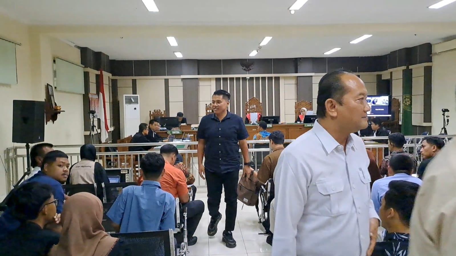 Mantan Camat Gajahmungkur, Ade Bhakti (baju biru), mantan Camat Ngaliyan Mulyanto (baju putih) usai menjadi saksi kasus suap mantan walikota Semarang di Pengadilan Tipikor Semarang, Rabu (4/6/2025).