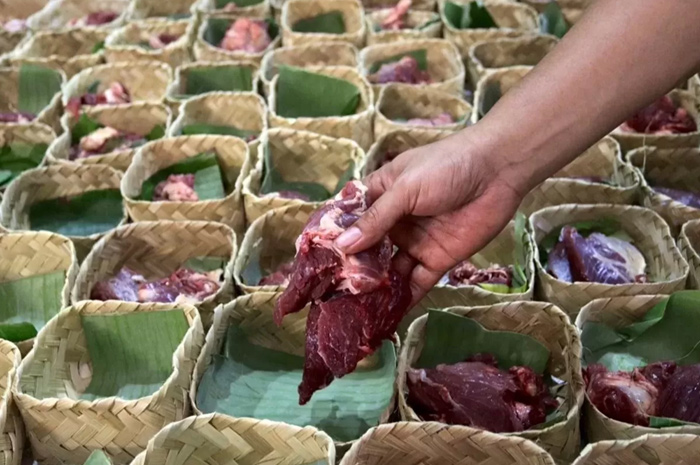 Cara mengolah daging kurban agar tidak bau prengus.