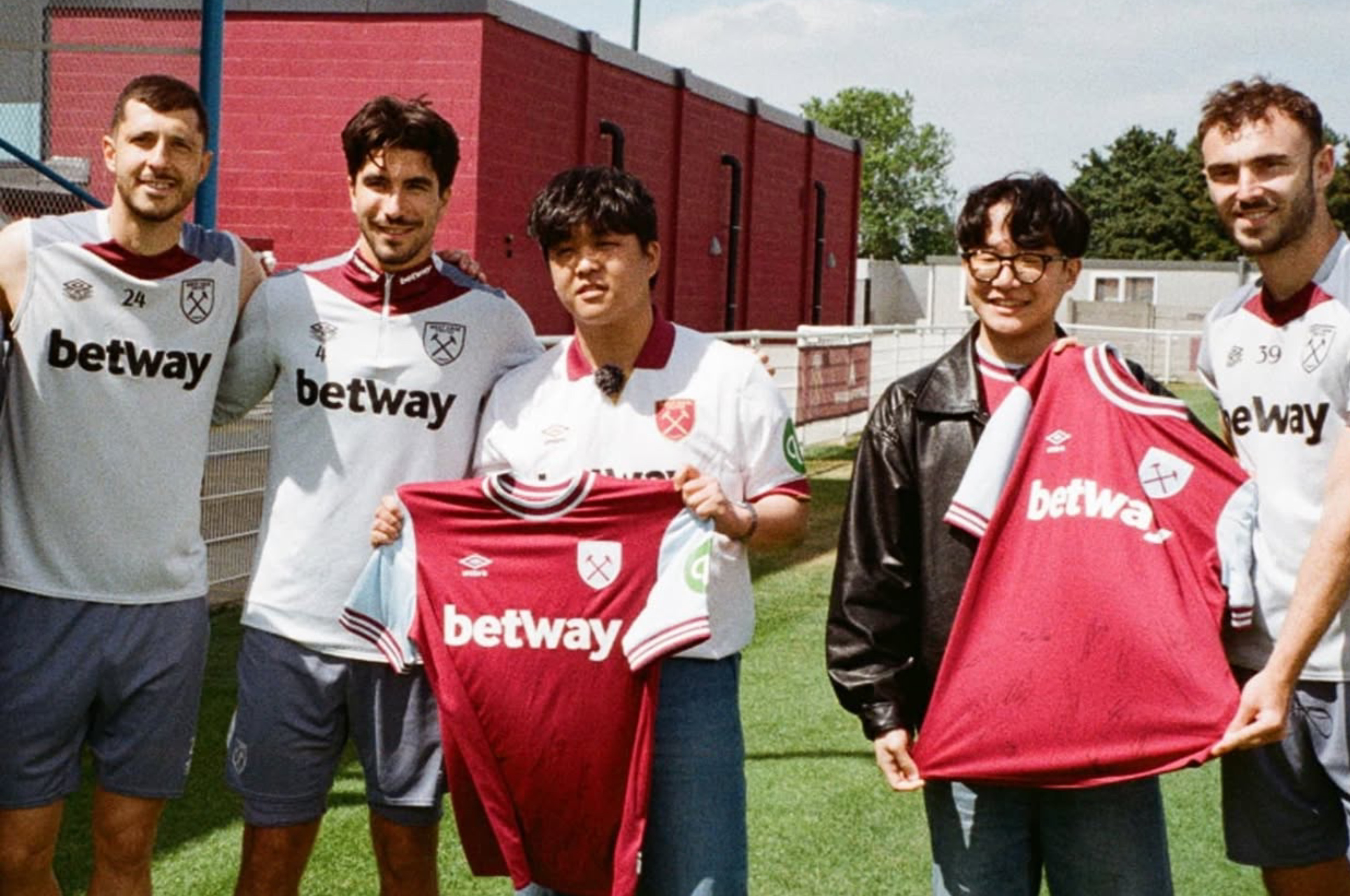 Potret: Kedua Fans Beruntung Asal Korea Selatan