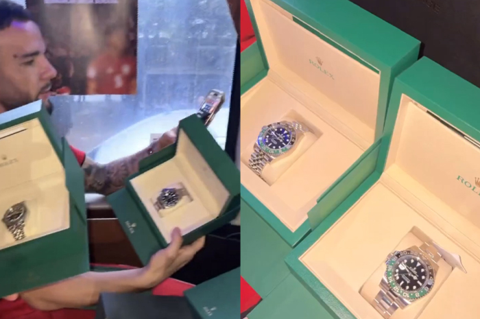 Pemain Timnas Indonesia memamerkan jam tangan Rolex yang diberikan oleh Presiden Prabowo Subianto.