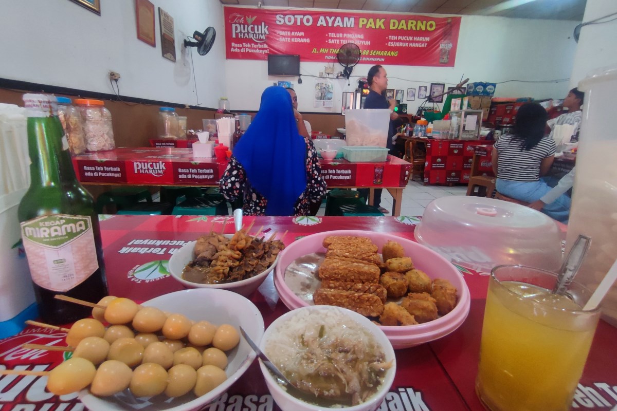 Suasana warung Soto Ayam Pak Darno yang ramai dan menjadi salah satu kuliner buruan di Kota Semarang. IDA FADILAH/JAWA POS RADAR SEMARANG