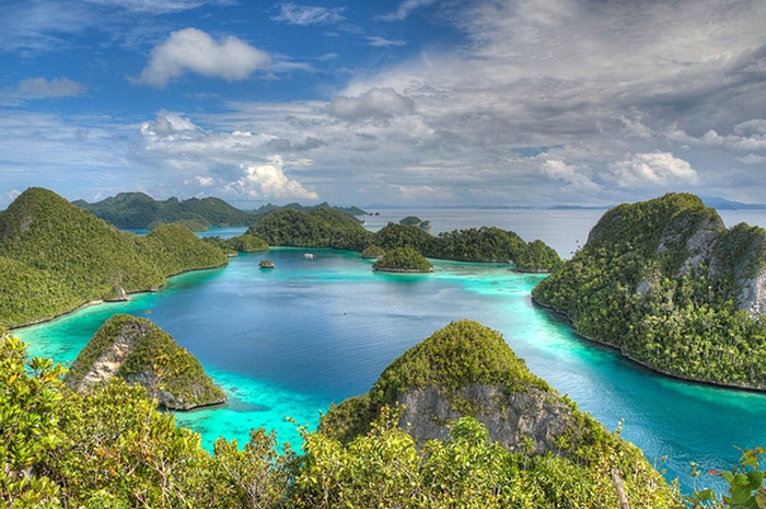 Geopark Raja Ampat Papua Barat Daya.