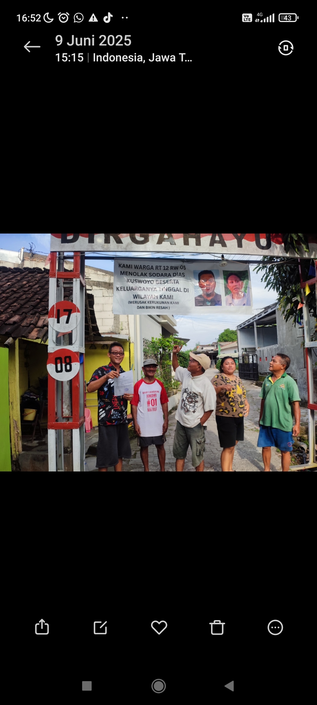 Warga RT 12/RW 05, Kelurahan Sukorejo, Kecamatan Gunungpati memperlihatkan spanduk atas penolakan kehadiran Dias Kuswoyo, Senin (9/6/2025).