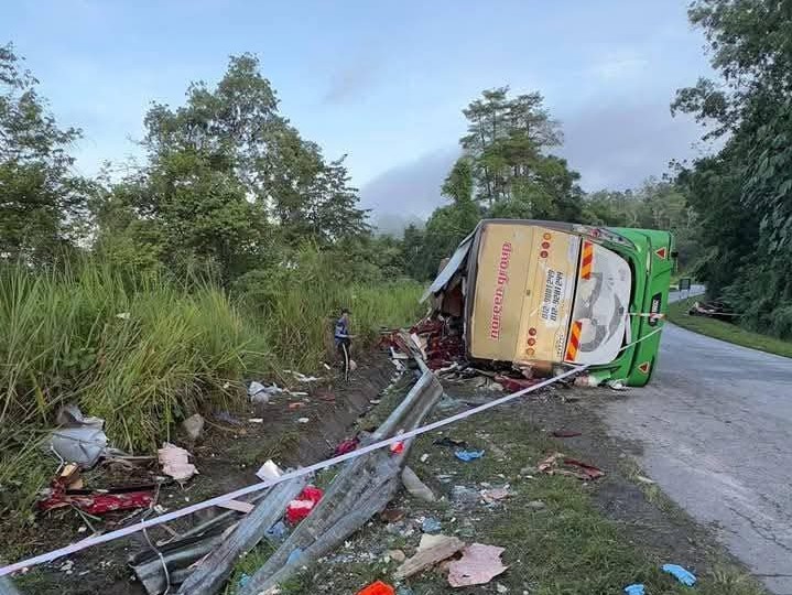 Kecelakaan maut mengejutkan Malaysia terjadi pada Senin (9/6/2025) dini hari di Jalan Raya Timur-Barat (JRTB) dekat kawasan istirahat Banjaran Titiwangsa, Distrik Gerik, Perak.