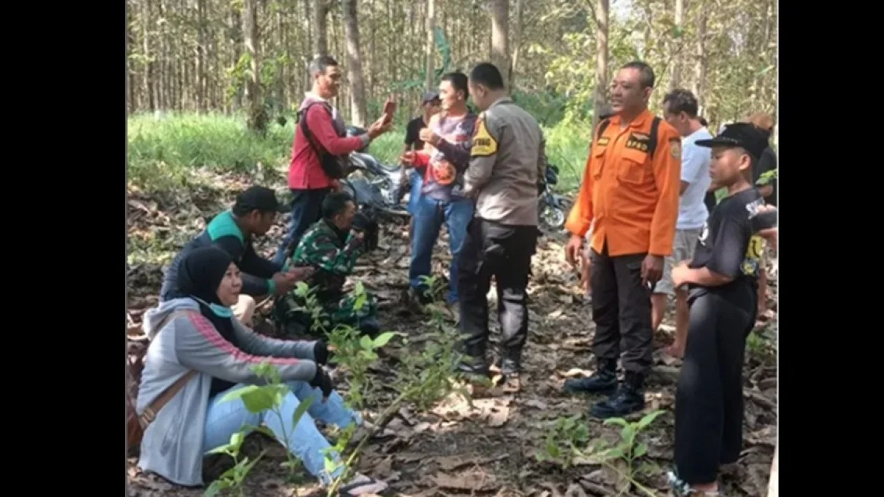 Suciatul Khoeroyaroh (49) warga Perum Korpri, Sendangmulyo, Tembalang, Kota Semarang sedang duduk ketika ditemukan oleh tim penyelamat.