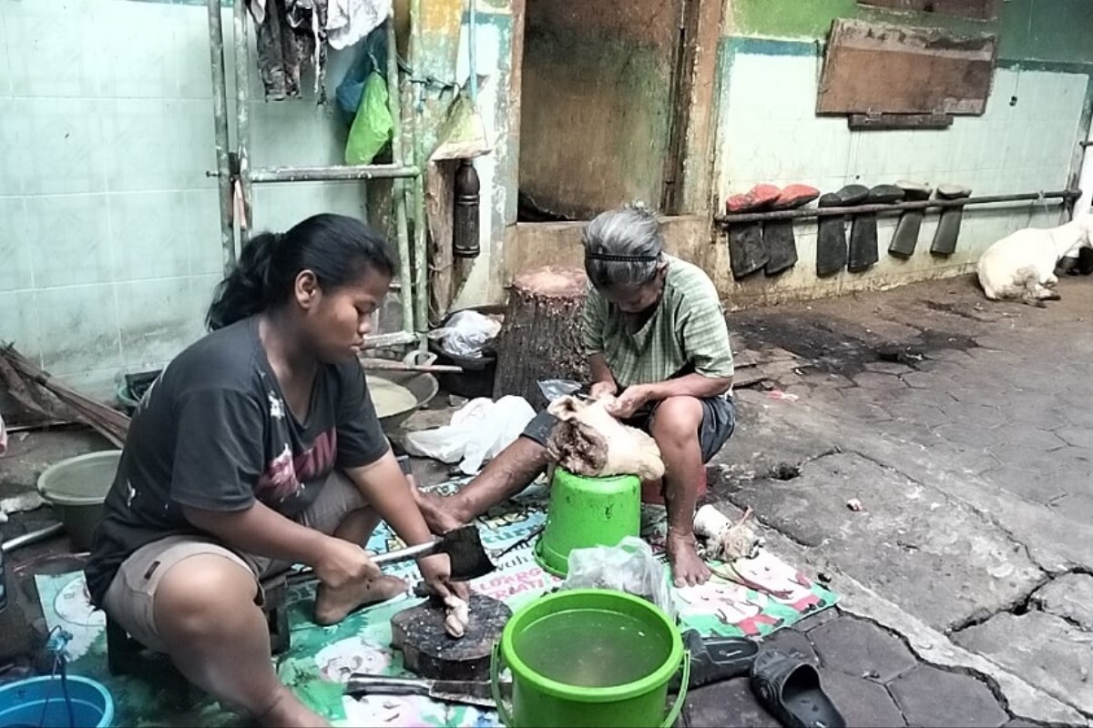 Proses pembersihan di bengkel kepala Kampung Bustaman, Kelurahan Purwodinatan, Semarang Tengah, Sabtu (7/6) sore. FIGUR RONGGO WASSALIM/JAWA POS RADAR SEMARANG&nbsp;