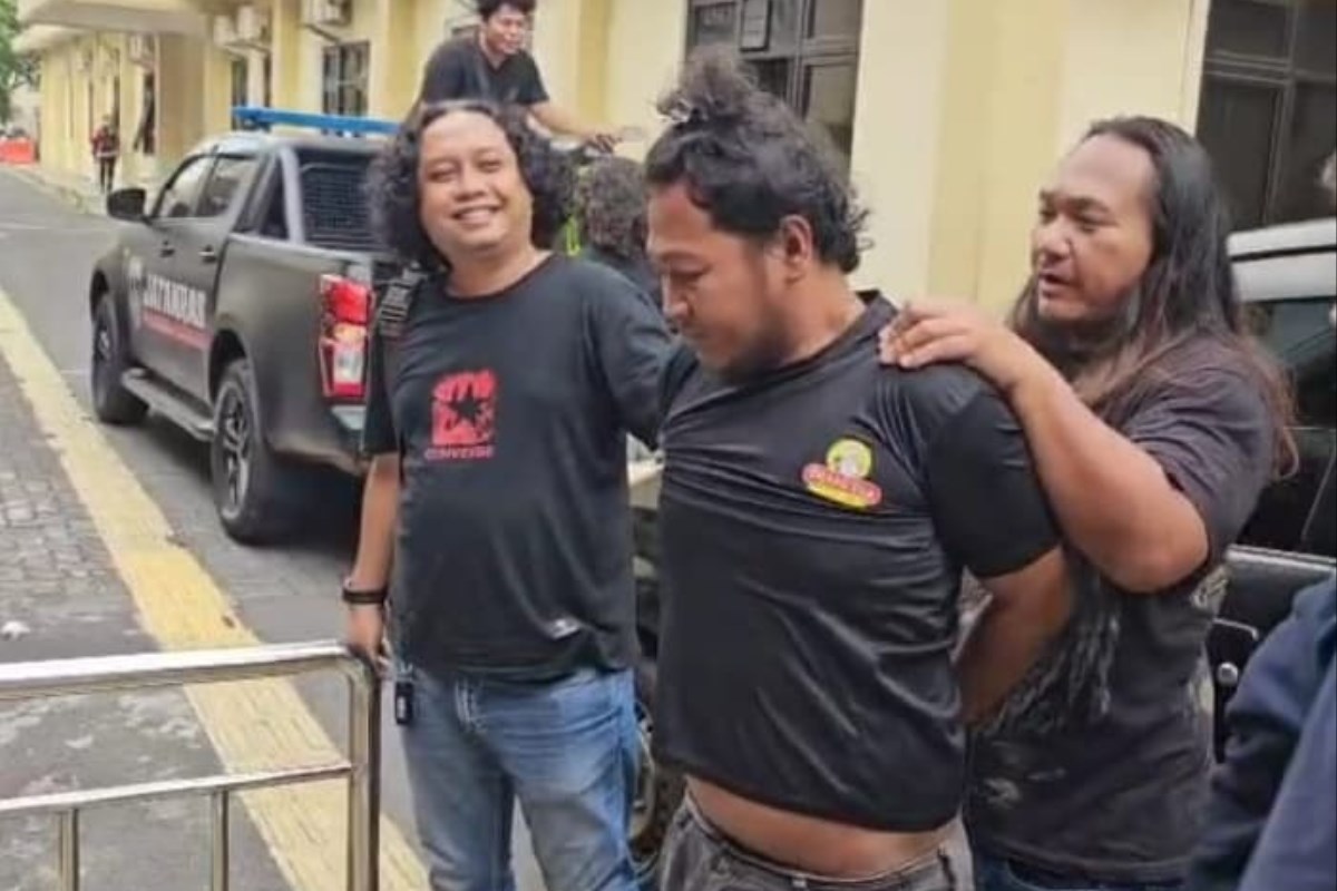 Terduga pelaku saat digelandang anggota Satreskrim Polrestabes Semarang&nbsp;