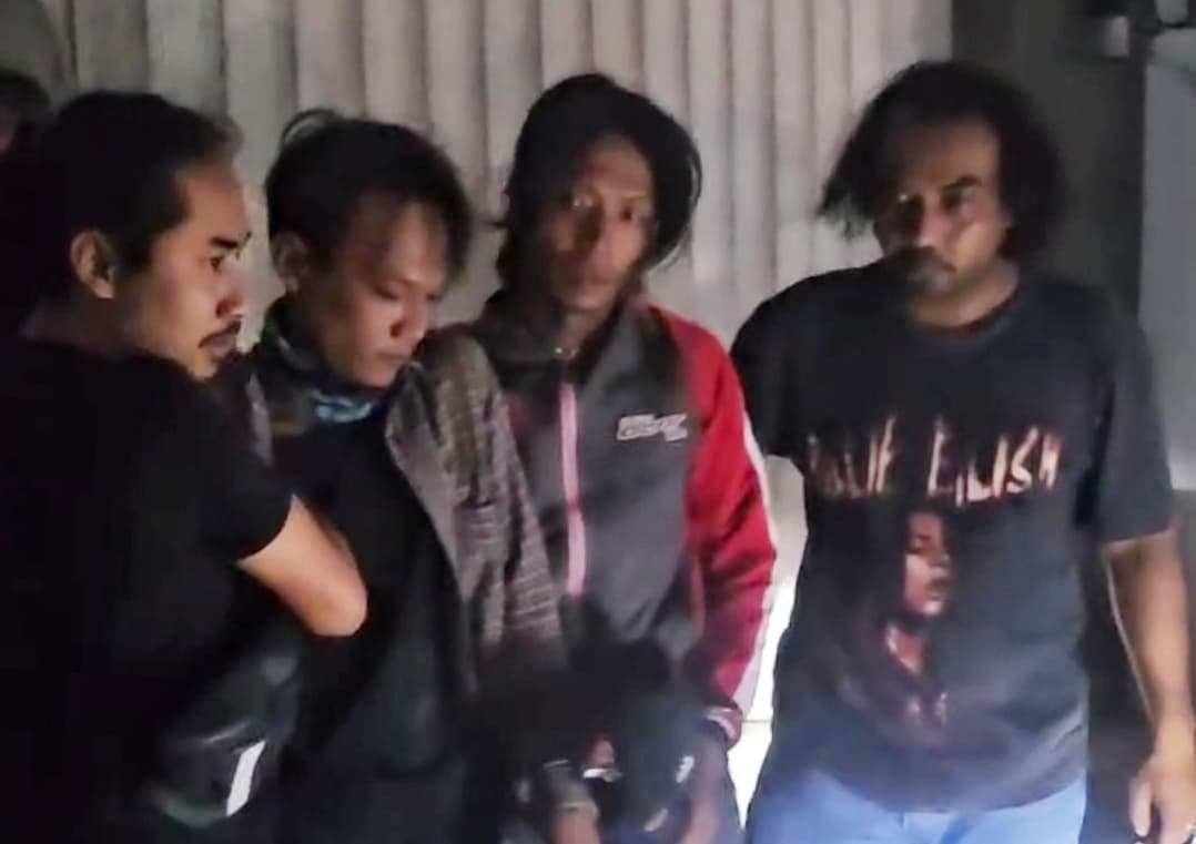 Dua pelaku ditengah saat ditangkap anggota tim Resmob.