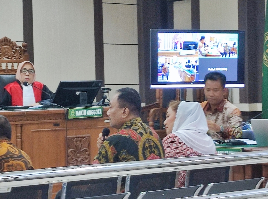 Mantan Ketua Komisi D DPRD Jawa Tengah Alwin Basri dan mantan Wali Kota Semarang Hevearita G Rahayu saat menjadi saksi dalam sidang terdakwa Martono, Rabu (11/6/2025).
