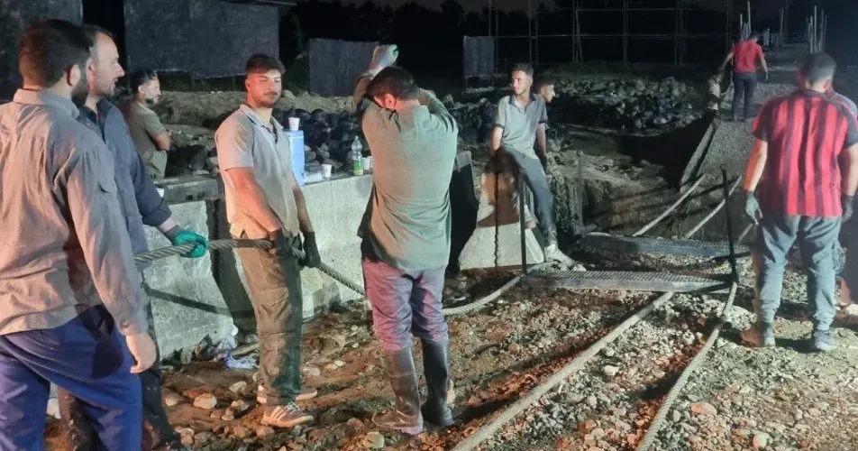 Para pekerja yang membangun taman bertema neraka di kota Fuman, Provinsi Gilan, Iran.