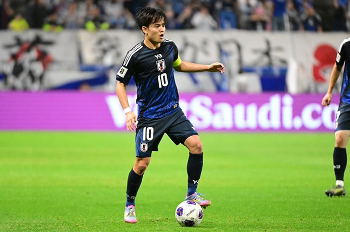 Aksi Takefusa Kubo menjadi kapten Timnas Jepang saat melawan Timnas Indonesia di Kualifikasi Piala Dunia 2026 zona Asia.