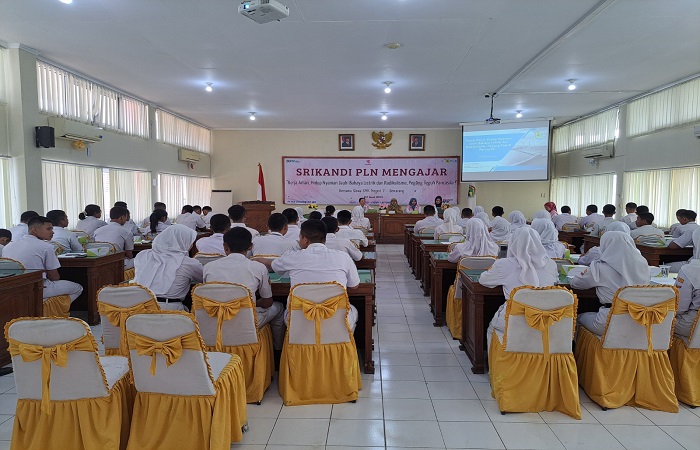PLN MENGAJAR : PLN UPT Semarang menyemarakkan Peringatan Hari Lahir Pancasila melalui kegiatan Srikandi PLN mengajar di SMKN 7 Semarang pada Senin (2/6/2025).