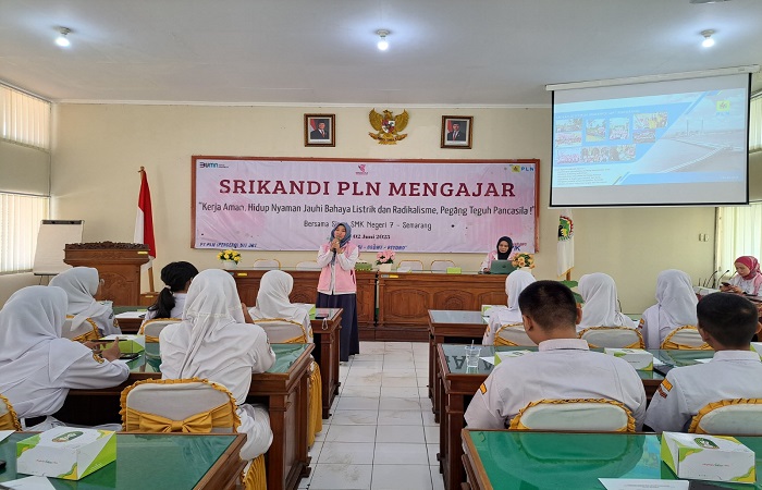SRIKANDI MENGAJAR : PLN UPT Semarang menyemarakkan Peringatan Hari Lahir Pancasila melalui kegiatan Srikandi PLN mengajar di SMKN 7 Semarang pada Senin (2/6/2025).