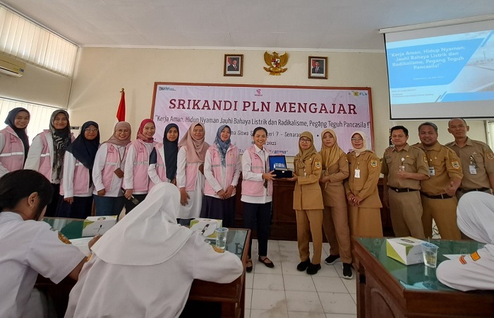 PLN UPT Semarang menyemarakkan Peringatan Hari Lahir Pancasila melalui kegiatan Srikandi PLN mengajar di SMKN 7 Semarang pada Senin (2/6/2025).
