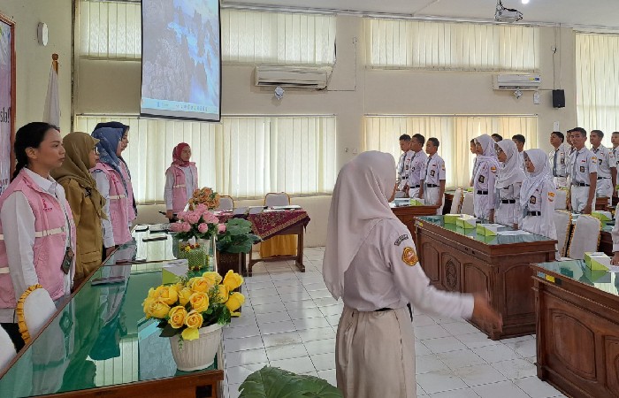 HARI LAHIR PANCASILA : PLN UPT Semarang menyemarakkan Peringatan Hari Lahir Pancasila melalui kegiatan Srikandi PLN mengajar di SMKN 7 Semarang pada Senin (2/6/2025).