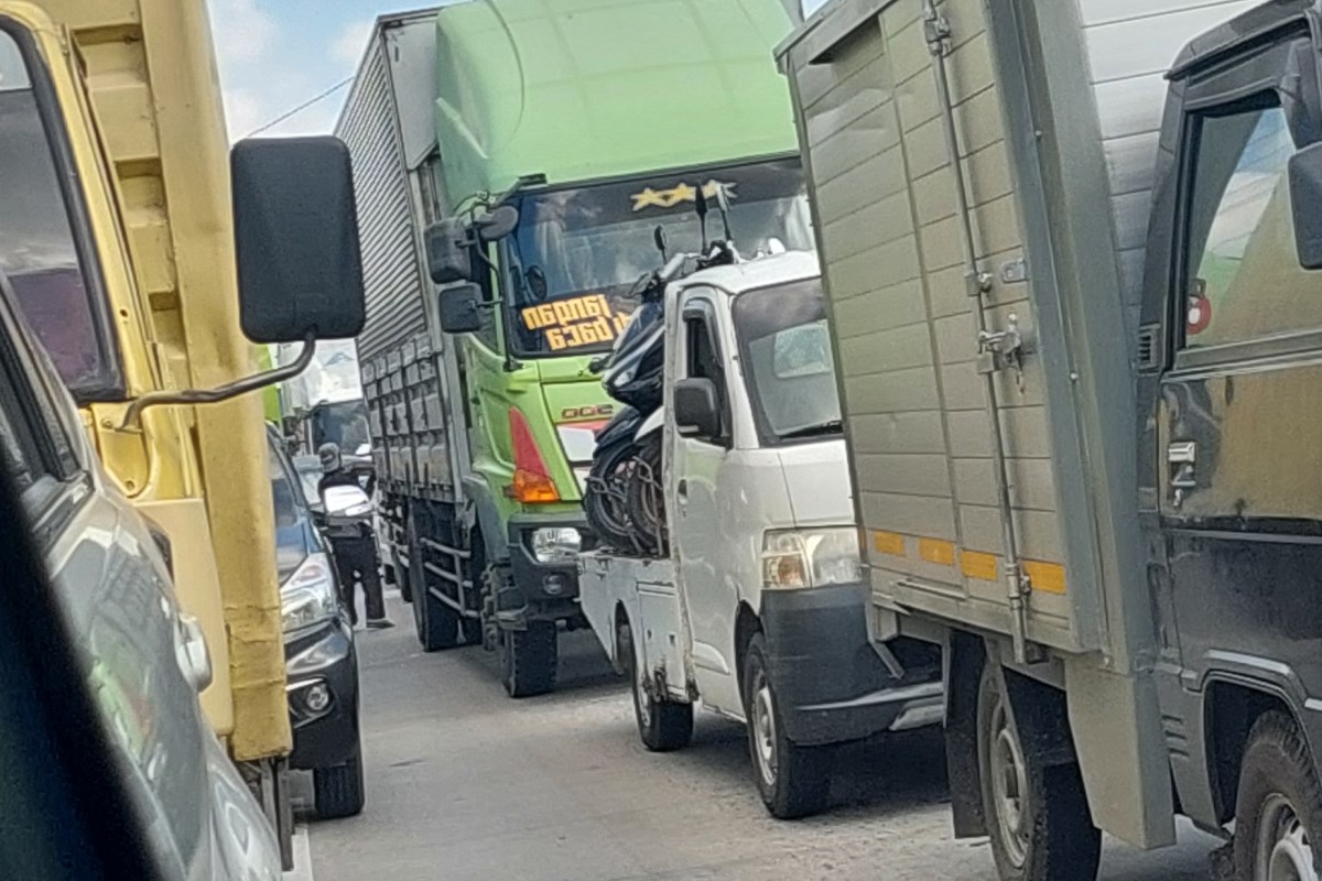 Kendaraan dari arah Demak menuju Semarang terjebak macet berjam-jam di jalan raya Pantura Demak. (Wahibpribadi)