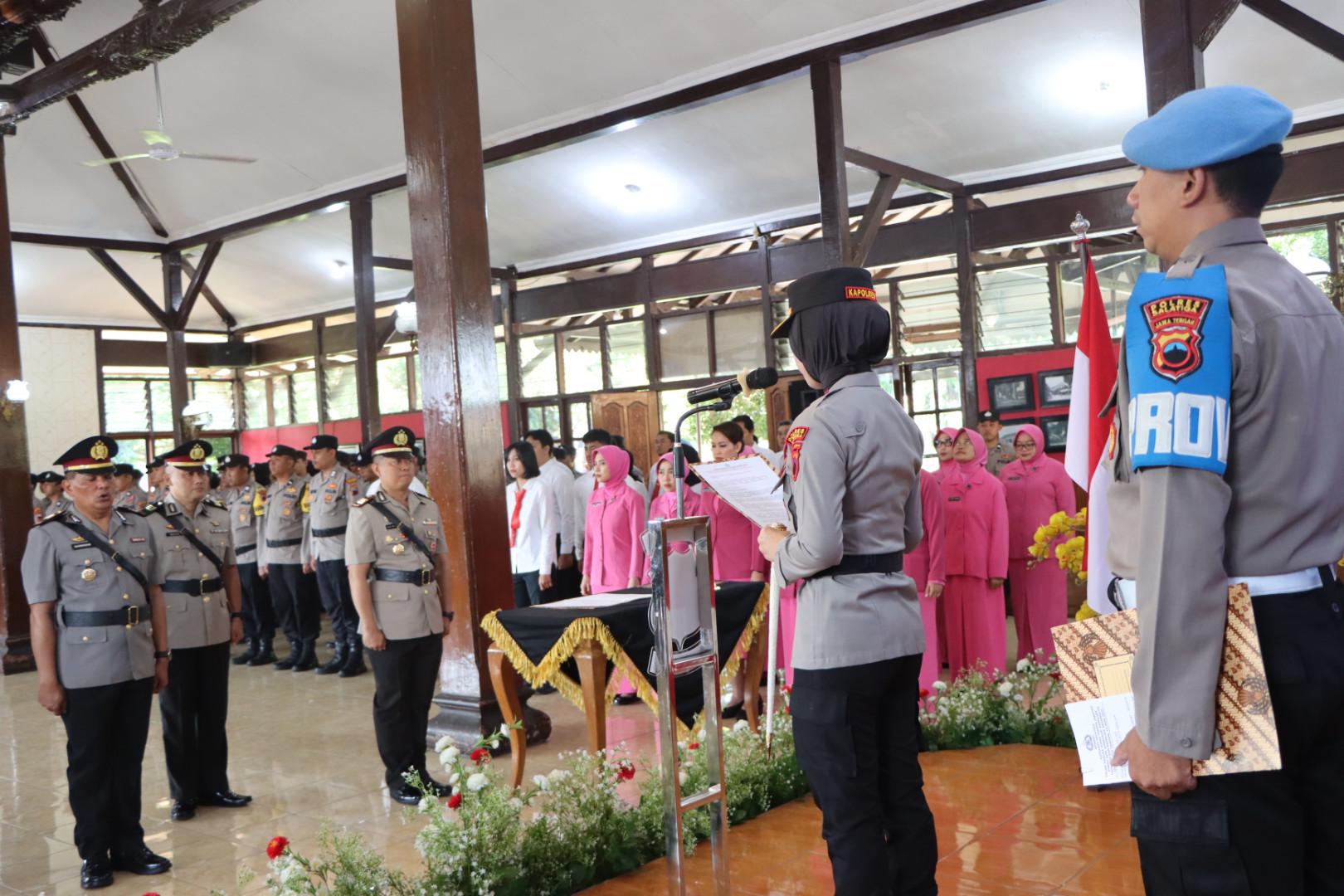 Kapolres Salatiga Polda AKBP Veronica memimpin Upacara Serah Terima Jabatan (Sertijab) dan Pembacaan Sumpah Jabatan, Kabag SDM, Kapolsek Argomulyo dan Kapolsek Sidorejo di Pendopo Polres Salatiga.