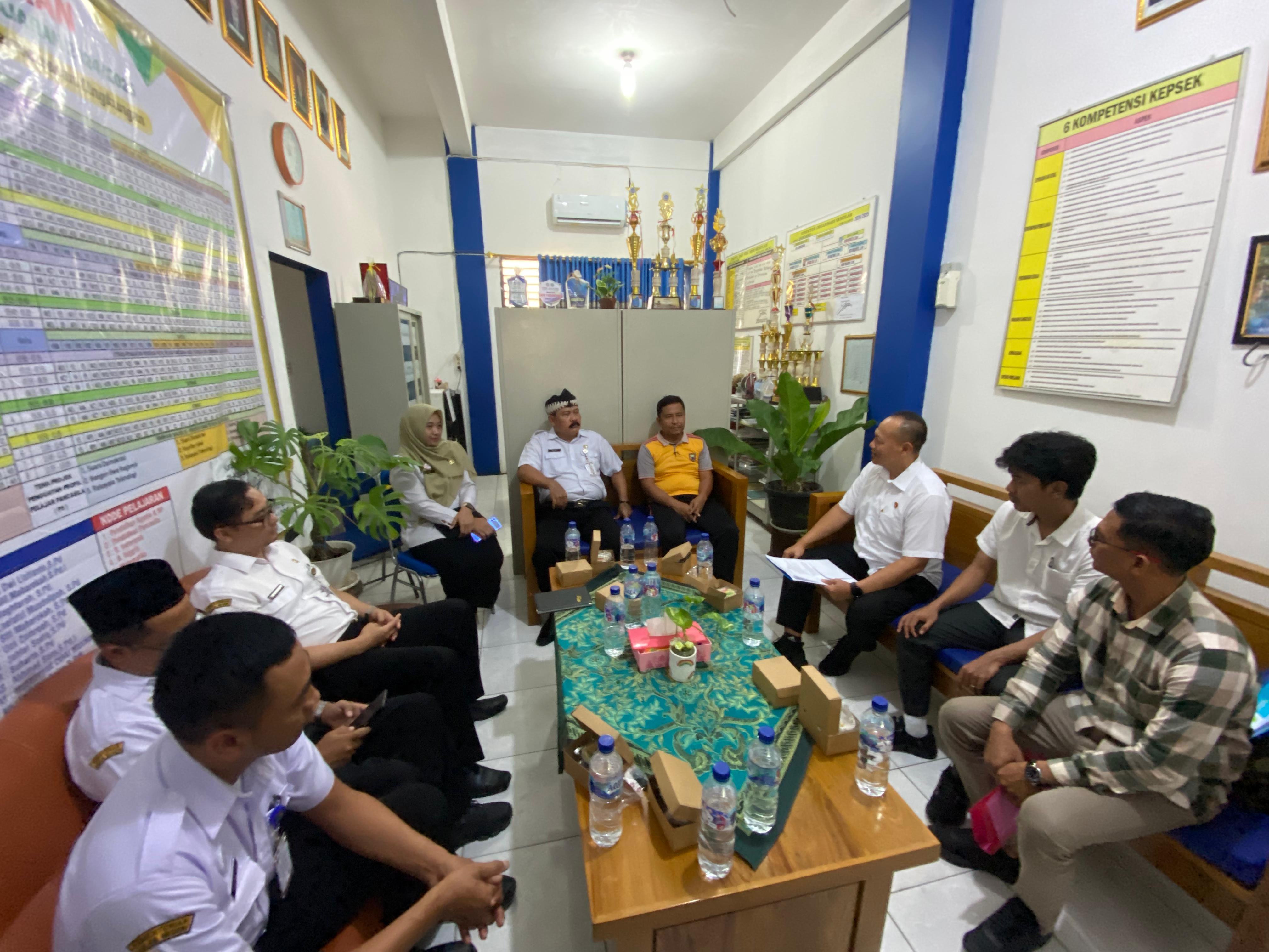 Petugas sedang mengklarifikasi kejadian guru tendang siswa di Karangawen.(wahibpribadi)