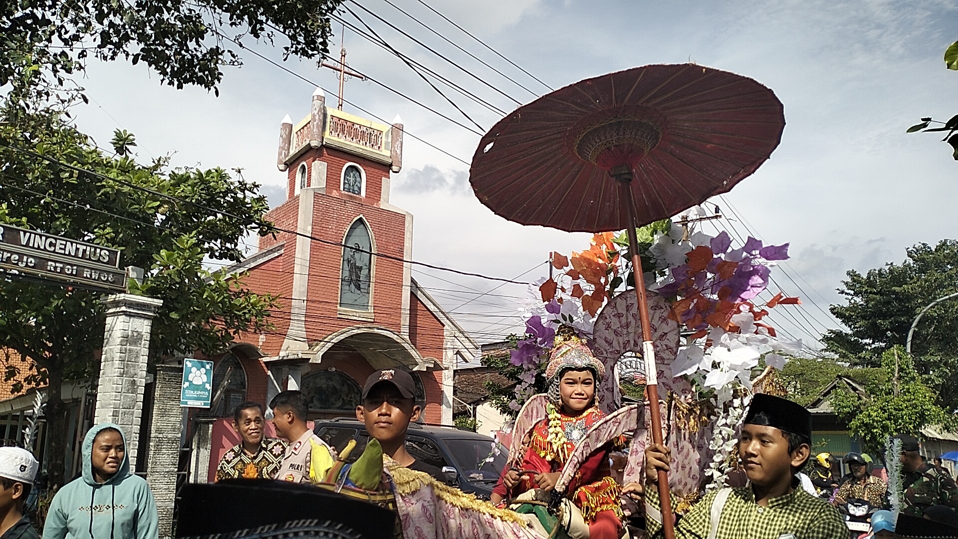MANTEN SUNAT: Tradisi Kirab Manten Sunat di Kampung Tanggungrejo, Kelurahan Tambakrejo, Kecamatan Gayamsari, Kota Semarang, Jumat (13/6)