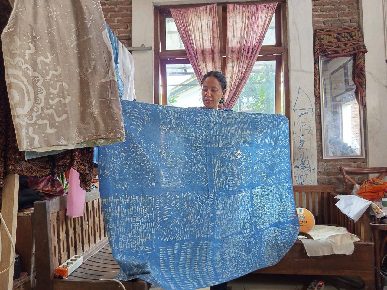 Sukarelawan Komunitas Soramata Titi Permata saat menunjukkan kreasi kain batik&nbsp;di rumahnya kawasan Blotongan, Kecamatan Sidorejo, Kota Salatiga, Jumat (13/6/2025).