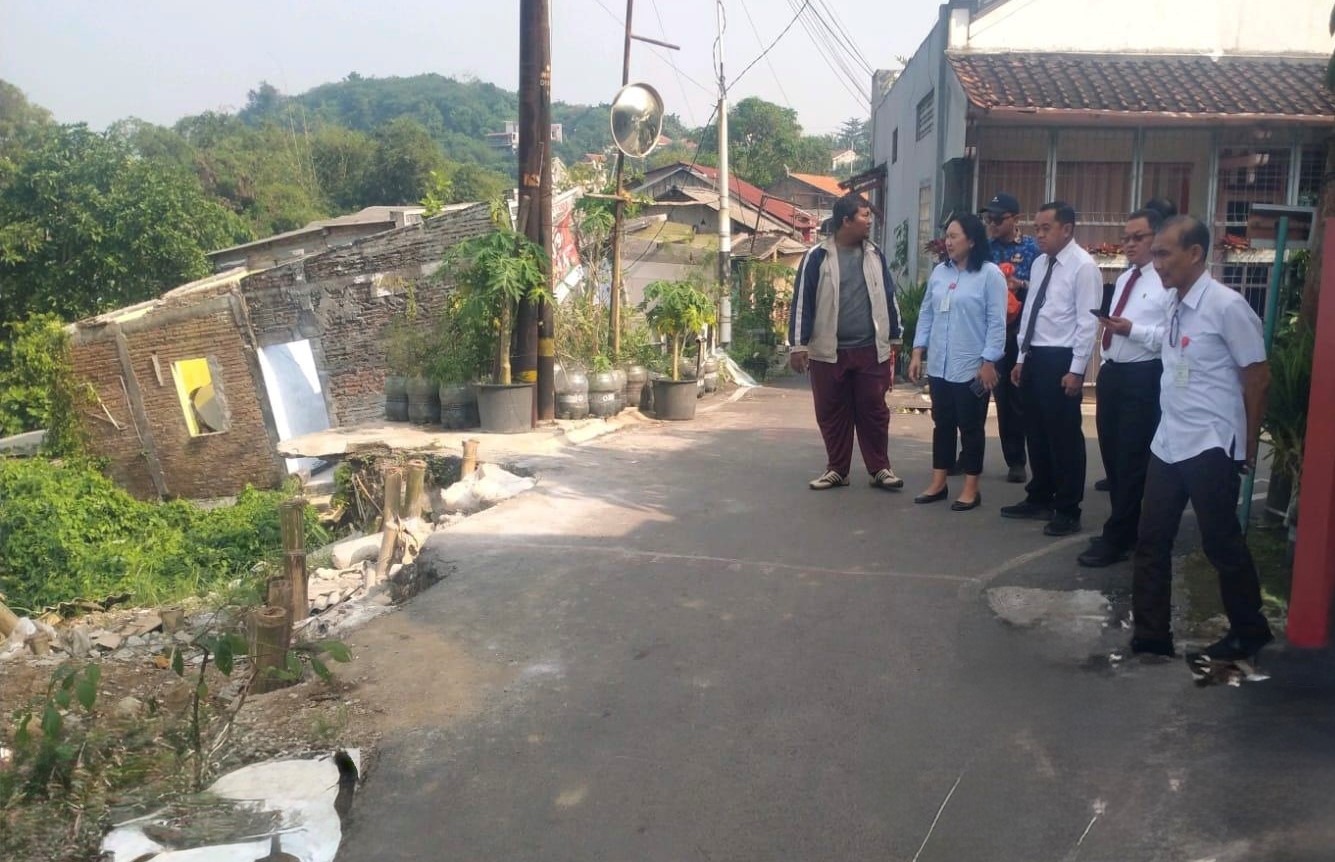 Tim DPU melakukan tinjauan lapangan, melihat kondisi talut Talangsari, Bendan Duwur, yang longsor beberapa waktu lalu