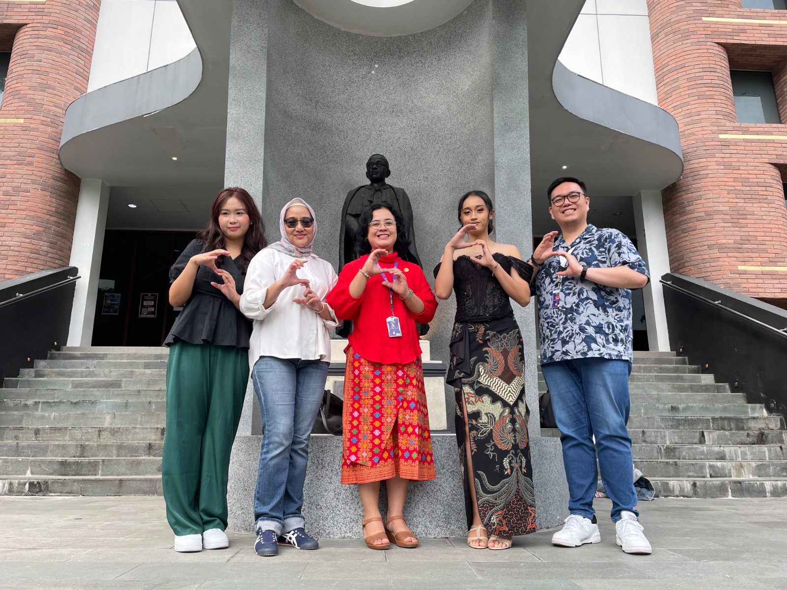 Wakil Rektor Bidang Akademik, Kemahasiswaan, dan Alumni SCU Prof Berta Bekti Retnawati (tengah), Ketua Wisuda Periode II 2025 Daniswara Agusta Wijaya (kanan) berfoto bersama mahasiswa berprestasi.