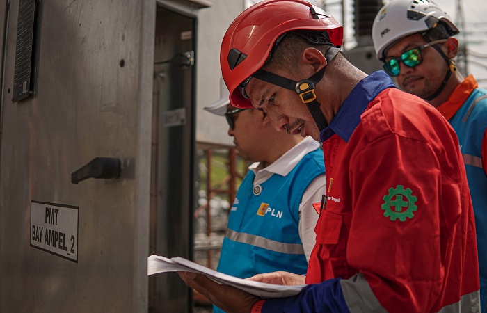PASTIKAN KEAMANAN : Pengawas Pekerjaan dan Safety Advisor memastikan pelaksanaan pekerjaan First Year Inspection GI 150 kV Boyolali dalam kondisi aman.