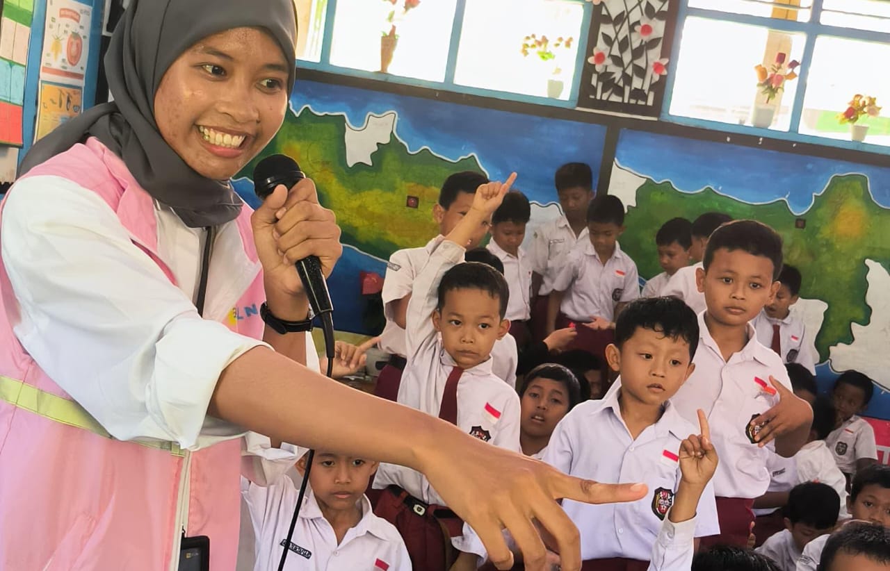PLN MENGAJAR : Srikandi PLN UPT Purwokerto memberikan edukasi pemanfaatan Energi Baru Terbarukan dalam Proses Bisnis Kelistrikan pada siswa sekolah dasar.